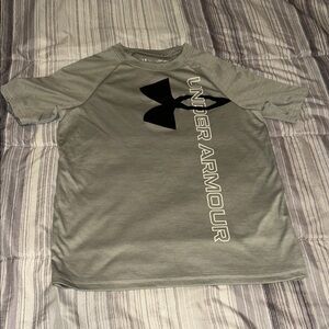 Boys Under Armour Short Sleeve Tee in Gray and Black size small